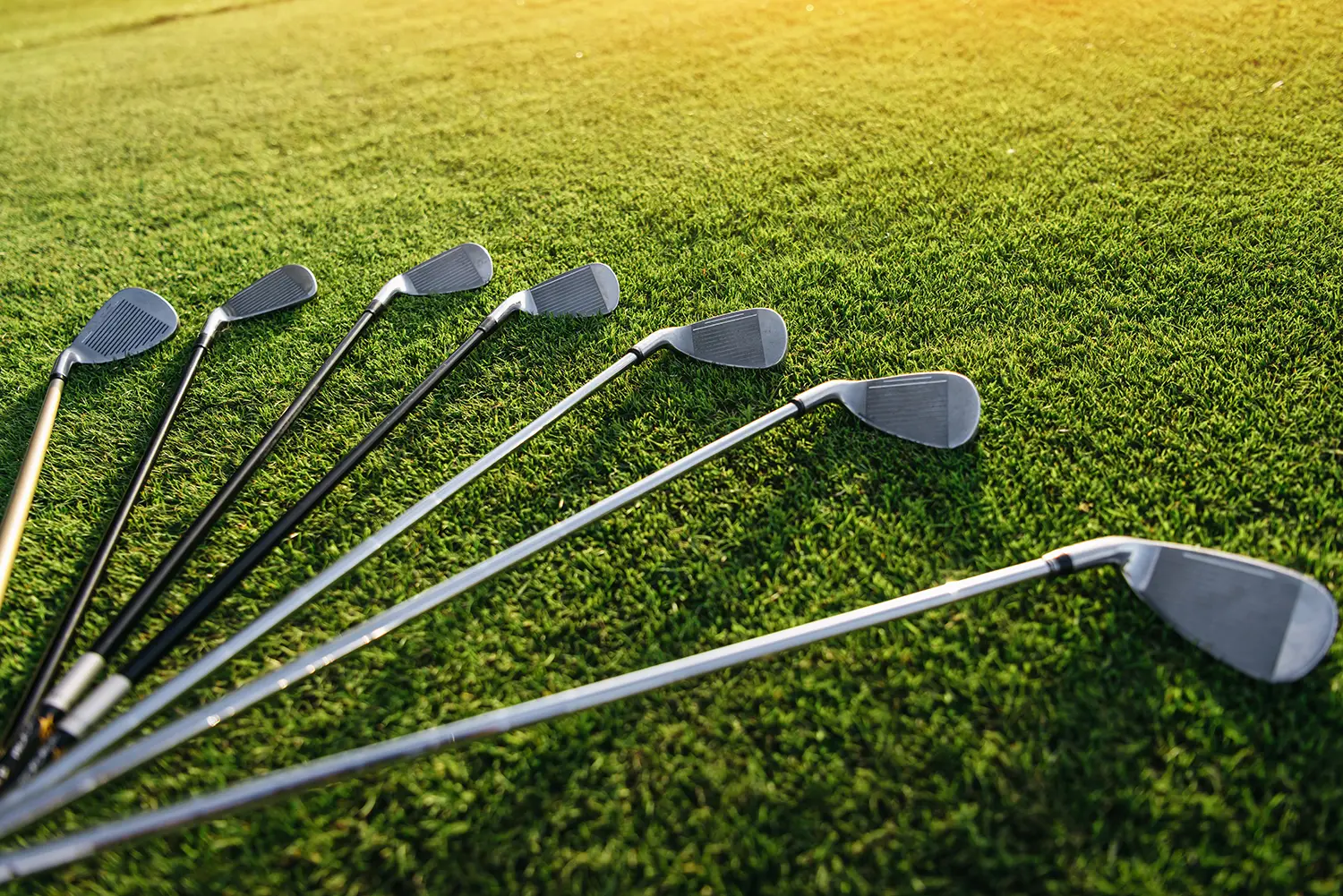 Verschillende golfijzers op het gras